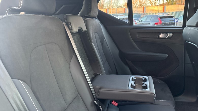 Volvo XC40 2.0 B4P Plus Dark 5dr Auto Petrol Estate